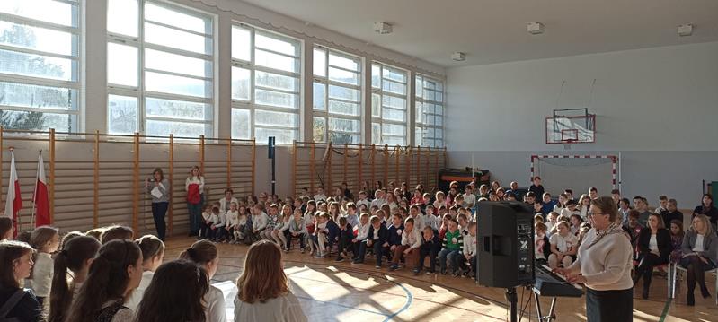 Szkoła do hymnu oraz Narodowe Święto Niepodległości